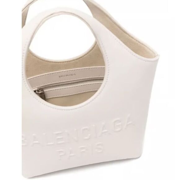 NEW 1960.00 IN ORIGINAL BOX BALENCIAGA
Mary Kate Xs Tote Bag - Picture 5 of 5